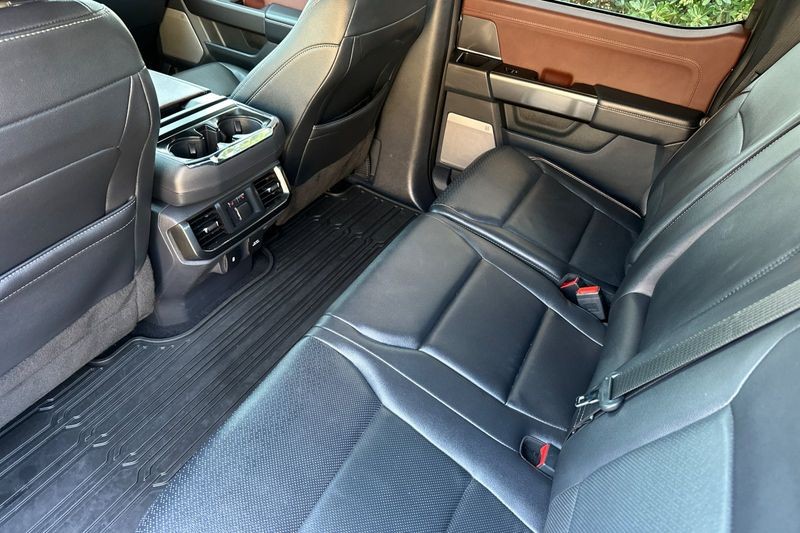 Ford F-150 Vehicle Full-screen Gallery Image 14