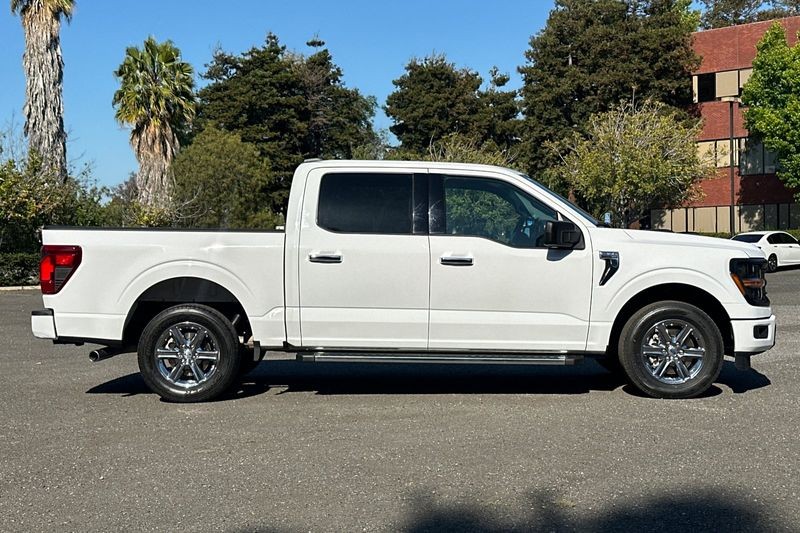Ford F-150 Vehicle Full-screen Gallery Image 02