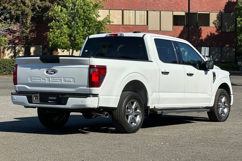 Ford F-150 Vehicle Full-screen Gallery Image 03
