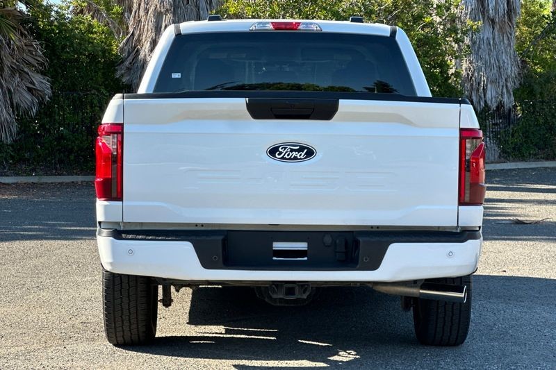 Ford F-150 Vehicle Full-screen Gallery Image 04