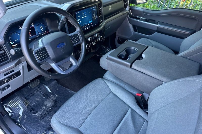 Ford F-150 Vehicle Full-screen Gallery Image 10