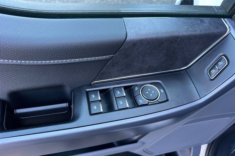Ford F-150 Vehicle Full-screen Gallery Image 11