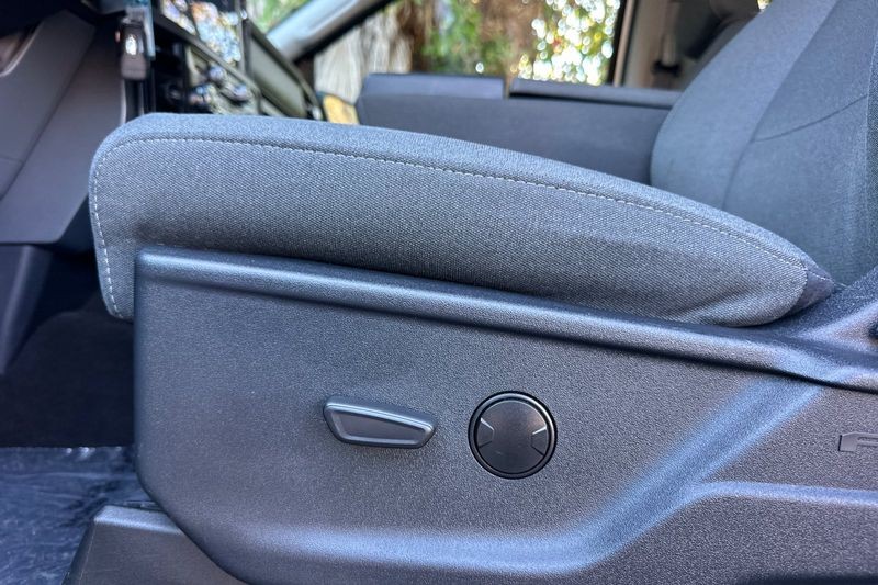 Ford F-150 Vehicle Full-screen Gallery Image 13