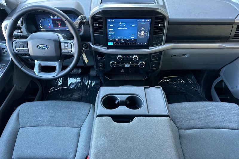 Ford F-150 Vehicle Full-screen Gallery Image 15