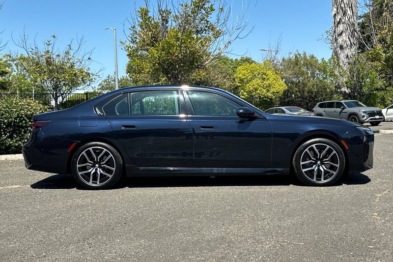 BMW 7 Series Vehicle Full-screen Gallery Image 02