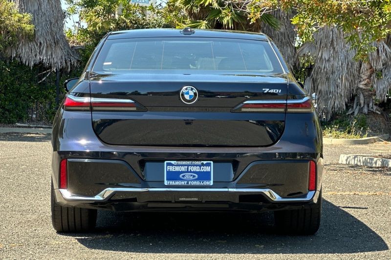 BMW 7 Series Vehicle Full-screen Gallery Image 04