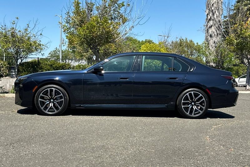 BMW 7 Series Vehicle Full-screen Gallery Image 06
