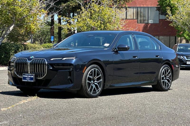 BMW 7 Series Vehicle Full-screen Gallery Image 07