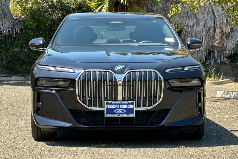 BMW 7 Series Vehicle Full-screen Gallery Image 08