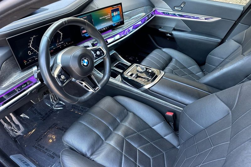 BMW 7 Series Vehicle Full-screen Gallery Image 09