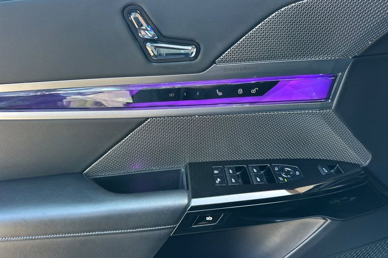 BMW 7 Series Vehicle Full-screen Gallery Image 10