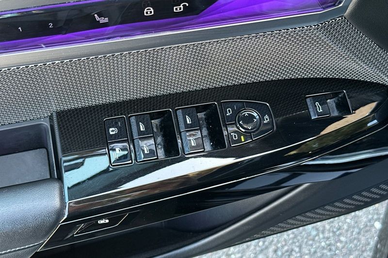 BMW 7 Series Vehicle Full-screen Gallery Image 11