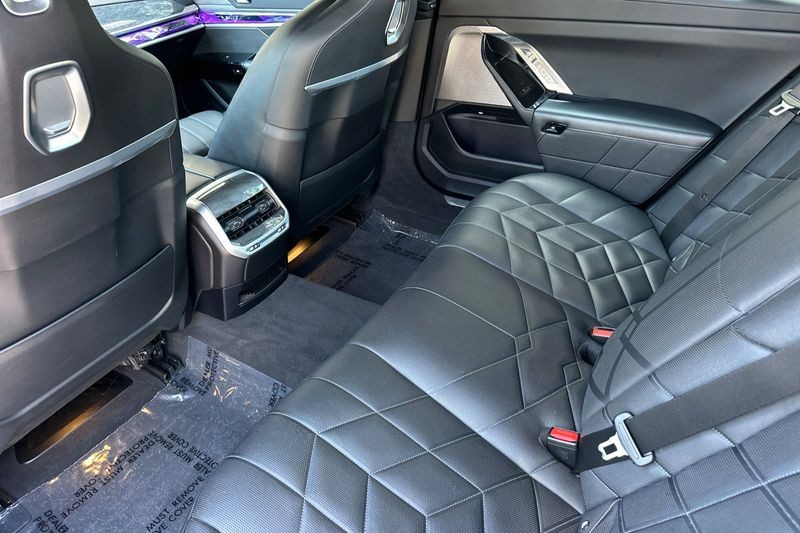BMW 7 Series Vehicle Full-screen Gallery Image 13