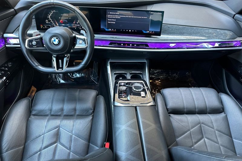 BMW 7 Series Vehicle Full-screen Gallery Image 14