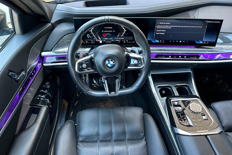 BMW 7 Series Vehicle Full-screen Gallery Image 15