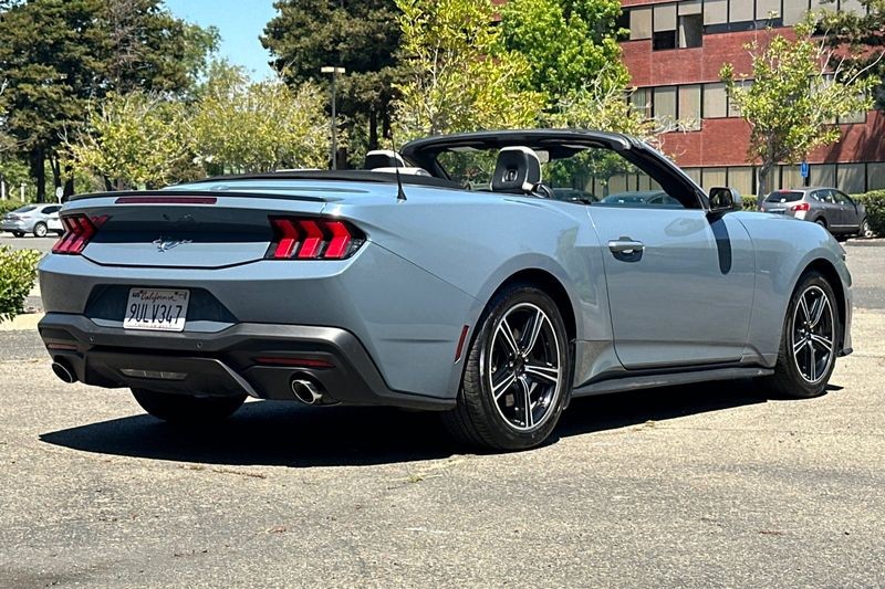 Ford Mustang Vehicle Full-screen Gallery Image 03