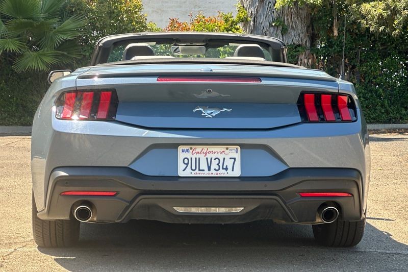 Ford Mustang Vehicle Full-screen Gallery Image 04