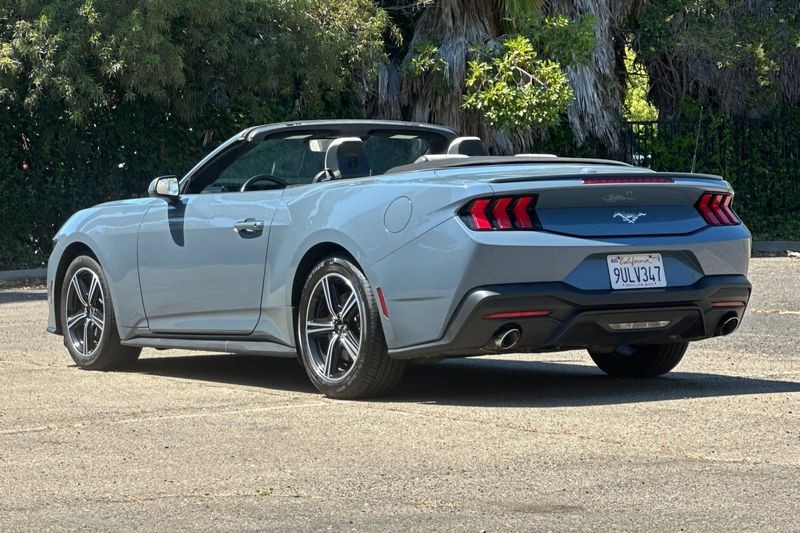 Ford Mustang Vehicle Full-screen Gallery Image 05