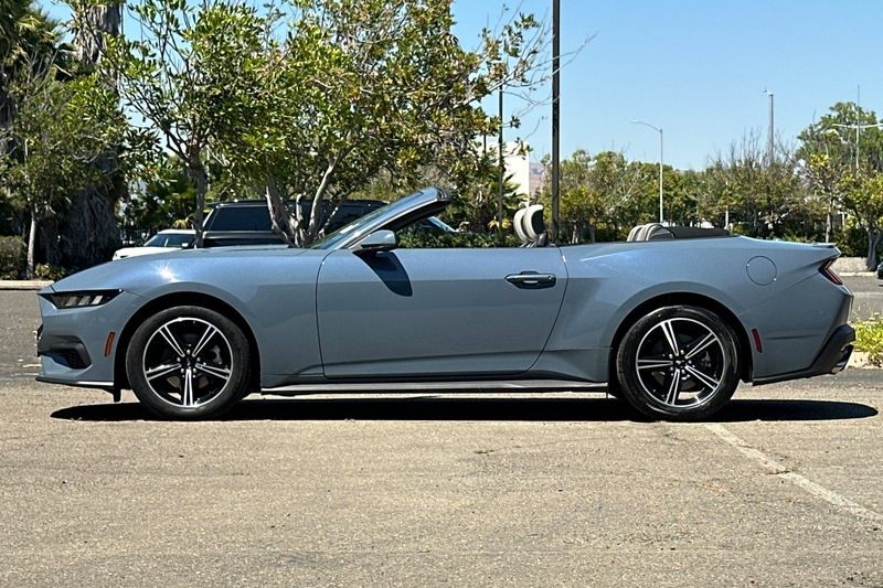 Ford Mustang Vehicle Full-screen Gallery Image 07