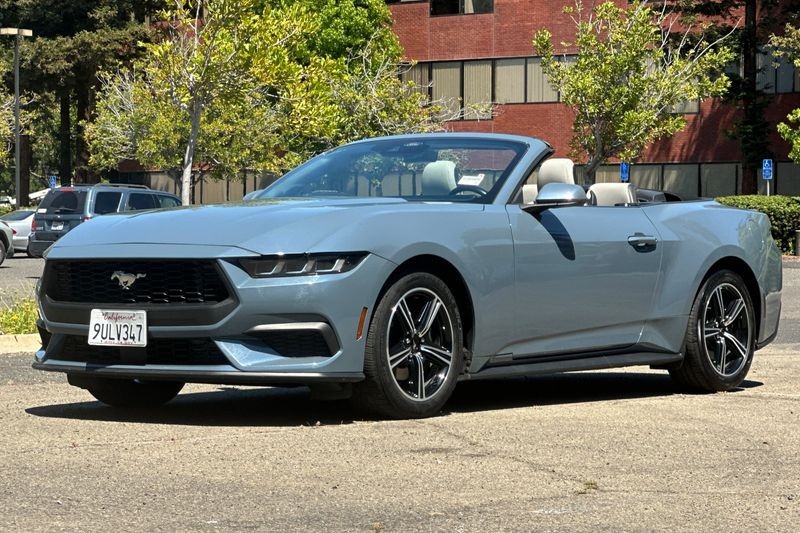 Ford Mustang Vehicle Full-screen Gallery Image 08
