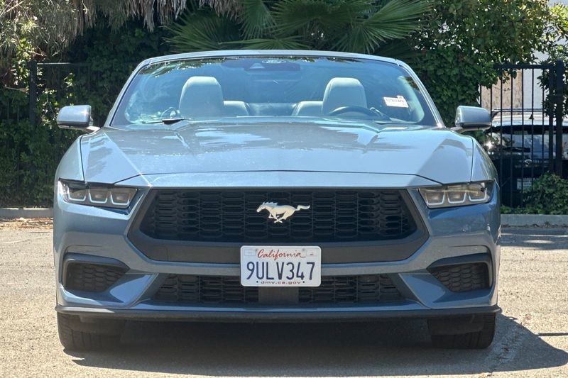 Ford Mustang Vehicle Full-screen Gallery Image 09