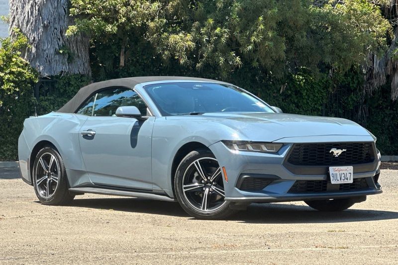 Ford Mustang Vehicle Full-screen Gallery Image 10