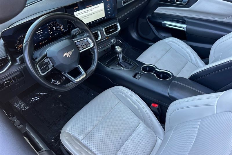 Ford Mustang Vehicle Full-screen Gallery Image 11
