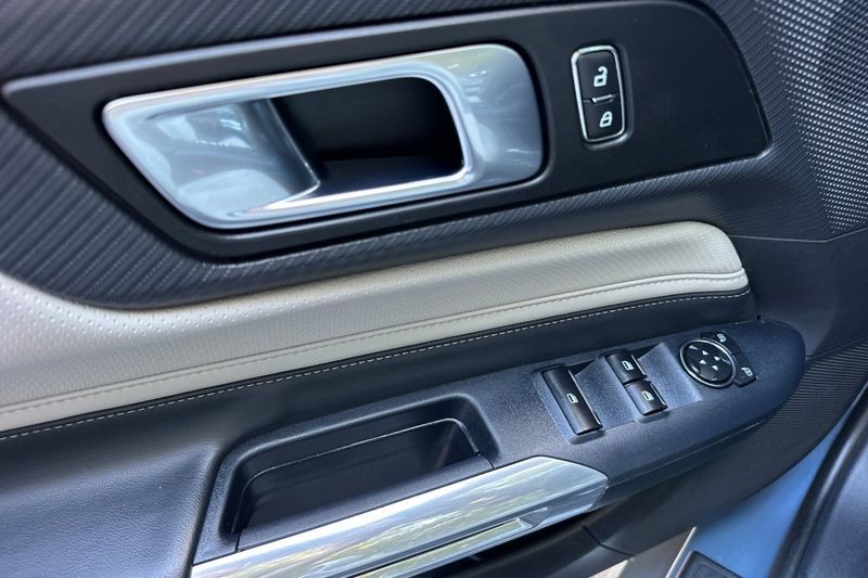 Ford Mustang Vehicle Full-screen Gallery Image 12