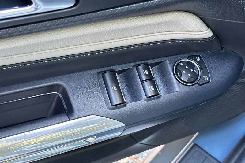 Ford Mustang Vehicle Full-screen Gallery Image 13