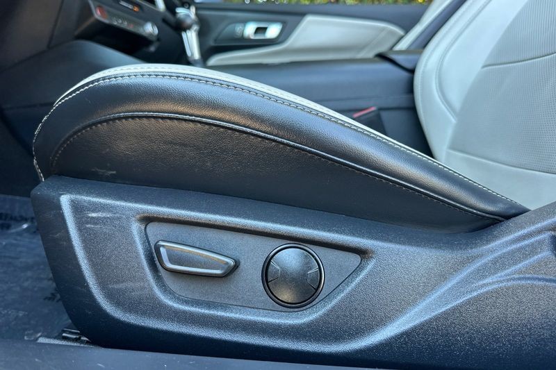 Ford Mustang Vehicle Full-screen Gallery Image 14