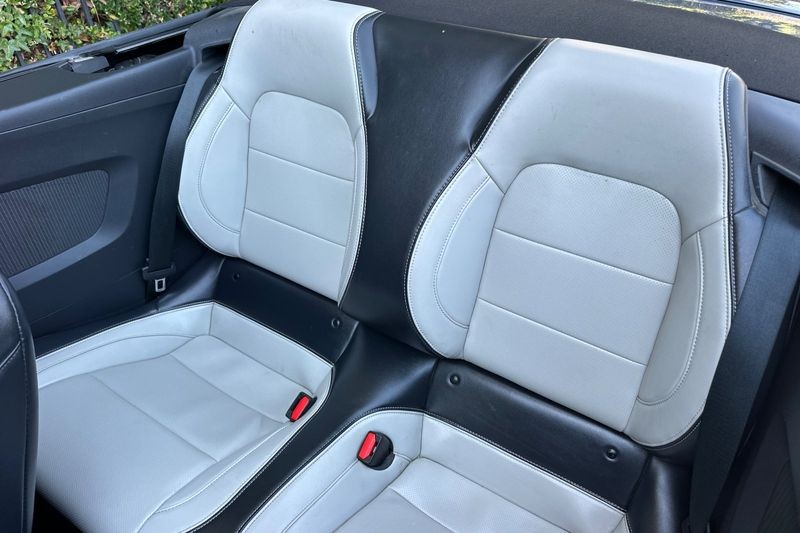 Ford Mustang Vehicle Full-screen Gallery Image 15