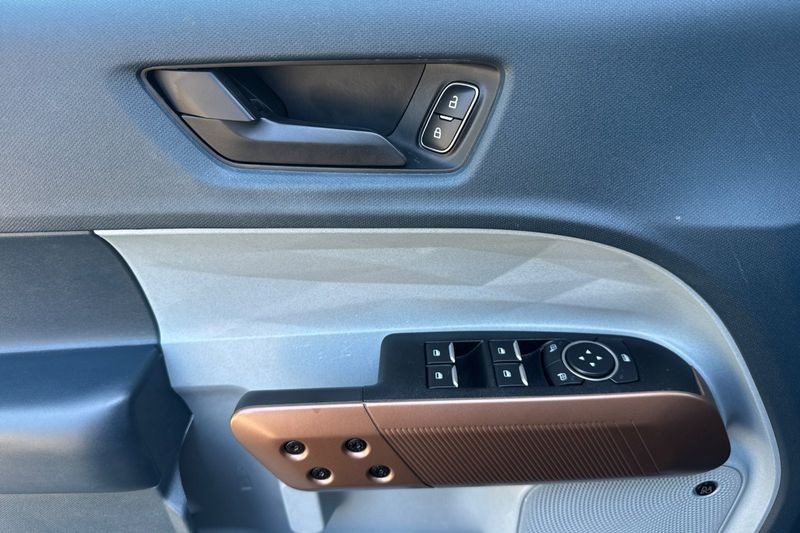 Ford Maverick Vehicle Full-screen Gallery Image 11
