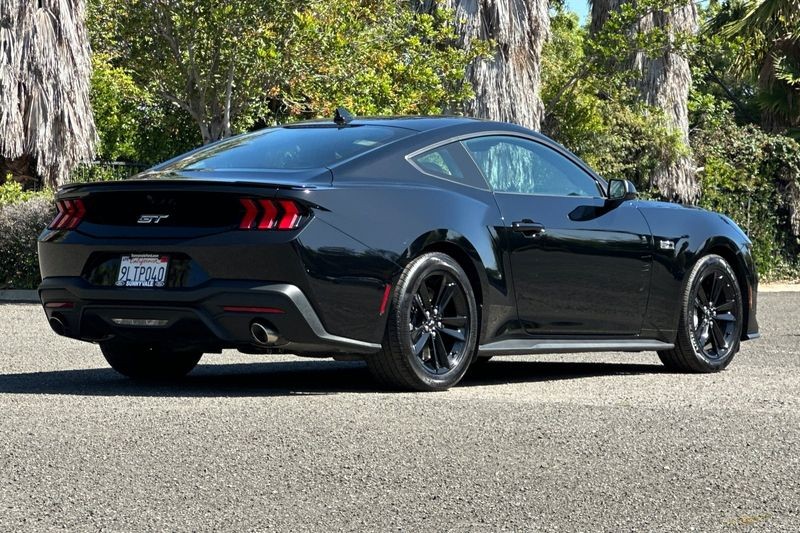 Ford Mustang Vehicle Full-screen Gallery Image 03