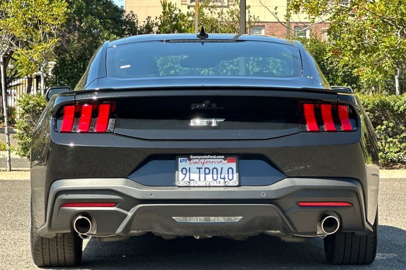 Ford Mustang Vehicle Full-screen Gallery Image 04