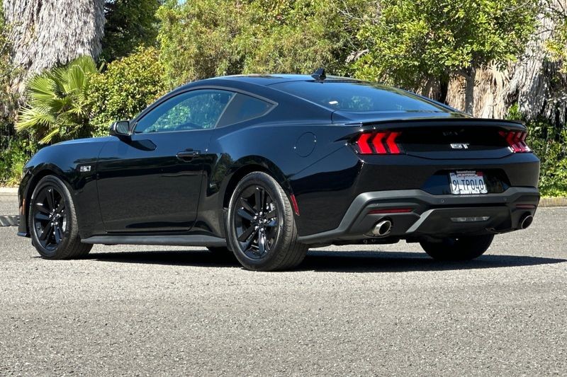 Ford Mustang Vehicle Full-screen Gallery Image 05