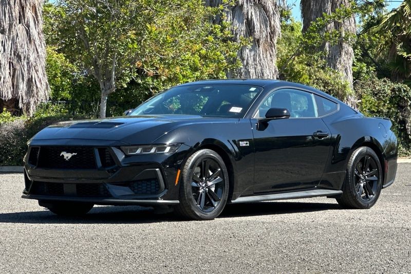 Ford Mustang Vehicle Full-screen Gallery Image 08
