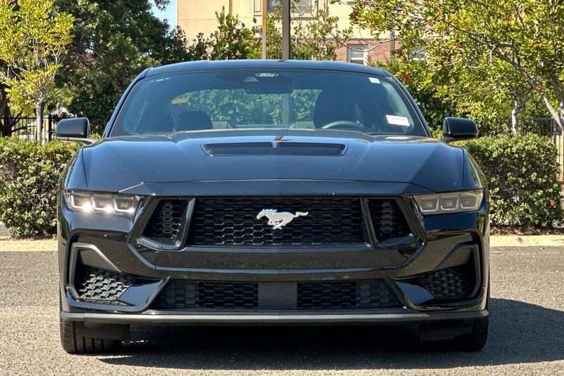 Ford Mustang Vehicle Full-screen Gallery Image 09