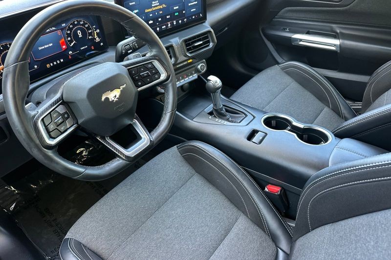 Ford Mustang Vehicle Full-screen Gallery Image 10