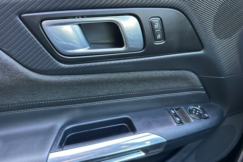 Ford Mustang Vehicle Full-screen Gallery Image 11