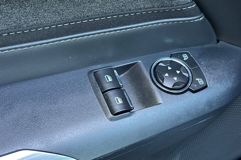 Ford Mustang Vehicle Full-screen Gallery Image 12