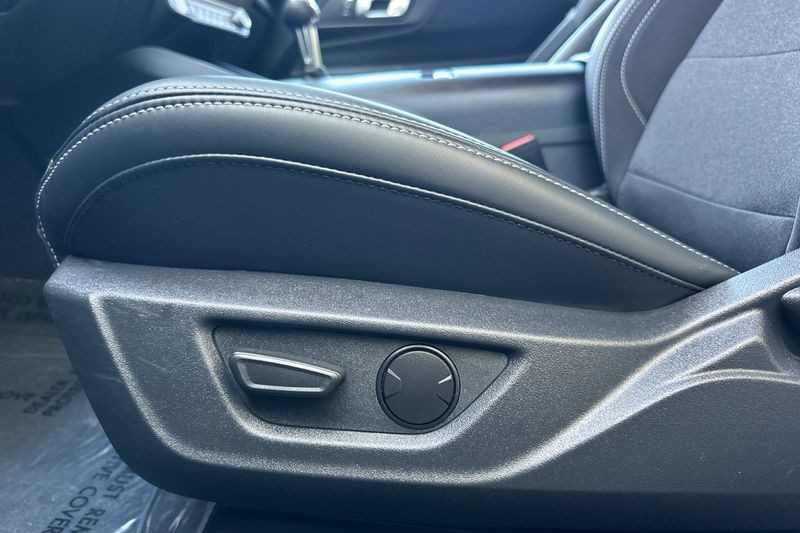 Ford Mustang Vehicle Full-screen Gallery Image 13
