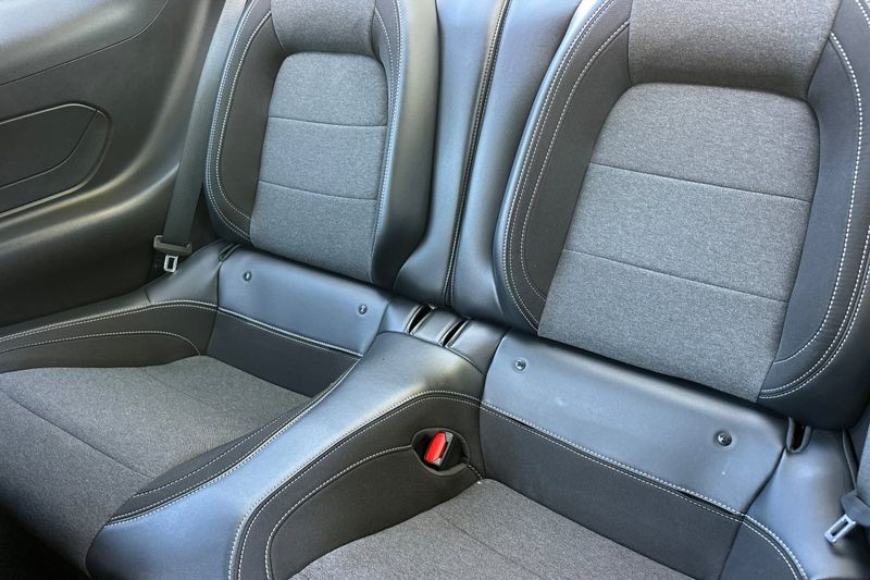 Ford Mustang Vehicle Full-screen Gallery Image 14