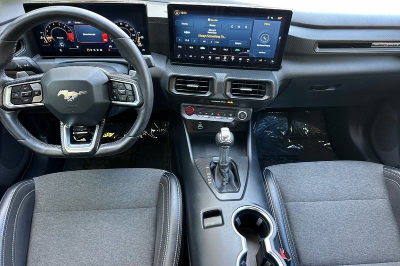 Ford Mustang Vehicle Full-screen Gallery Image 15