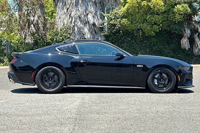 Ford Mustang Vehicle Full-screen Gallery Image 02