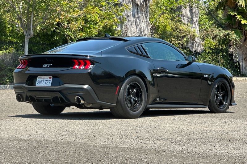 Ford Mustang Vehicle Full-screen Gallery Image 03