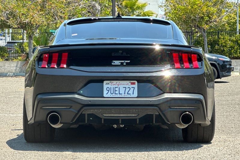 Ford Mustang Vehicle Full-screen Gallery Image 04