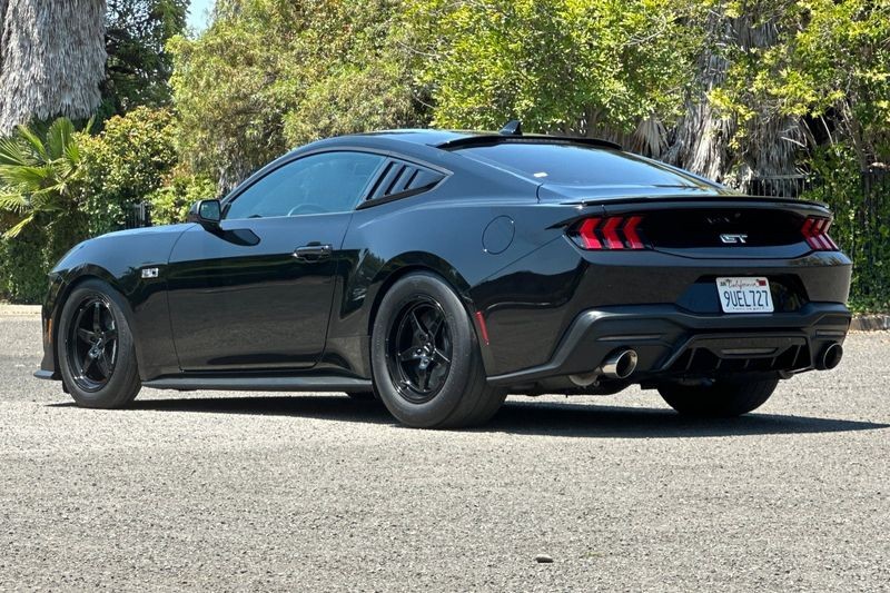 Ford Mustang Vehicle Full-screen Gallery Image 05