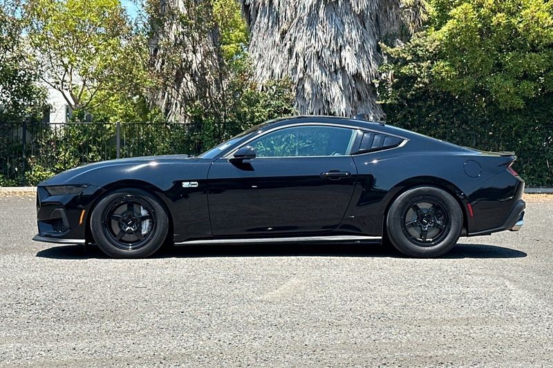 Ford Mustang Vehicle Full-screen Gallery Image 07