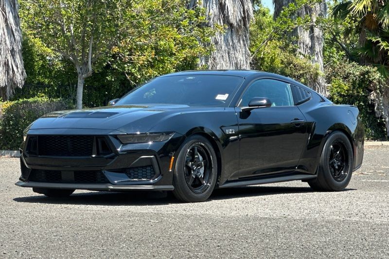 Ford Mustang Vehicle Full-screen Gallery Image 08