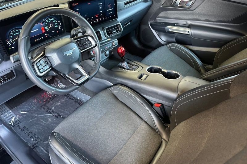 Ford Mustang Vehicle Full-screen Gallery Image 10